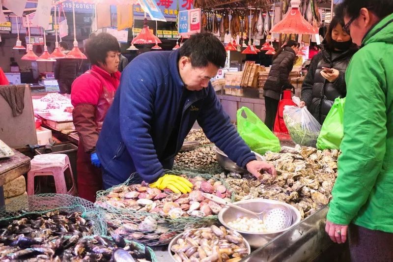 团岛市场的海鲜一是新鲜,二是相对便宜,三是种类多,所以经常有住