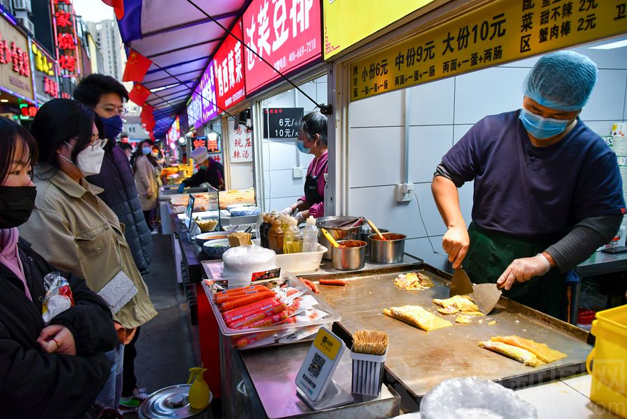 李村古镇路美食街这里的美味小吃让人眼花缭乱