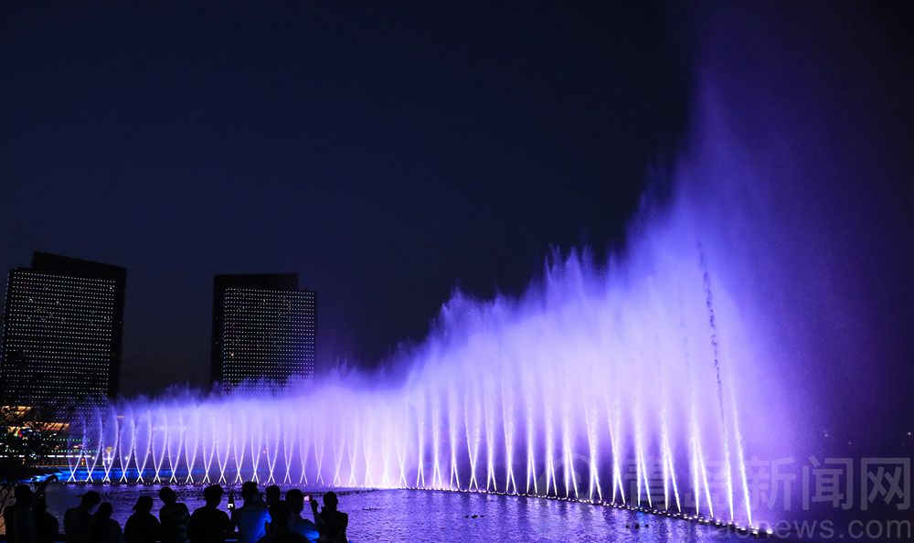 青岛西海岸城市阳台音乐水景秀这个大喷泉真酷