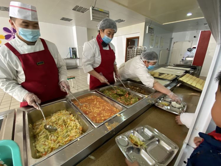 学校食堂配餐食谱有了标准 让学生既要吃饱又要吃好