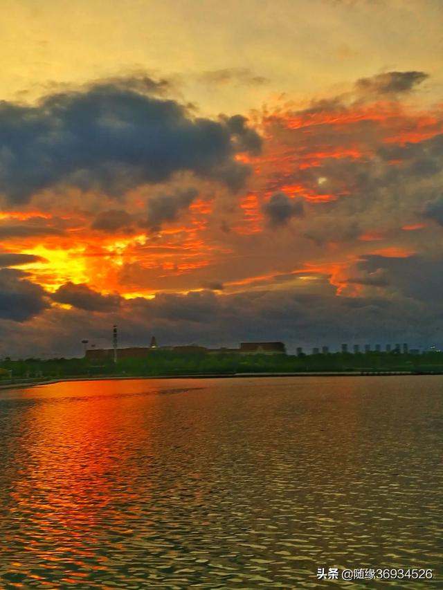 网友拍摄青岛今早5点的天空火烧云连片绚丽壮观