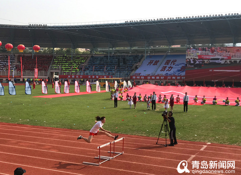 青岛全民健身田径公开赛开幕 名将黄潇潇现场跨栏
