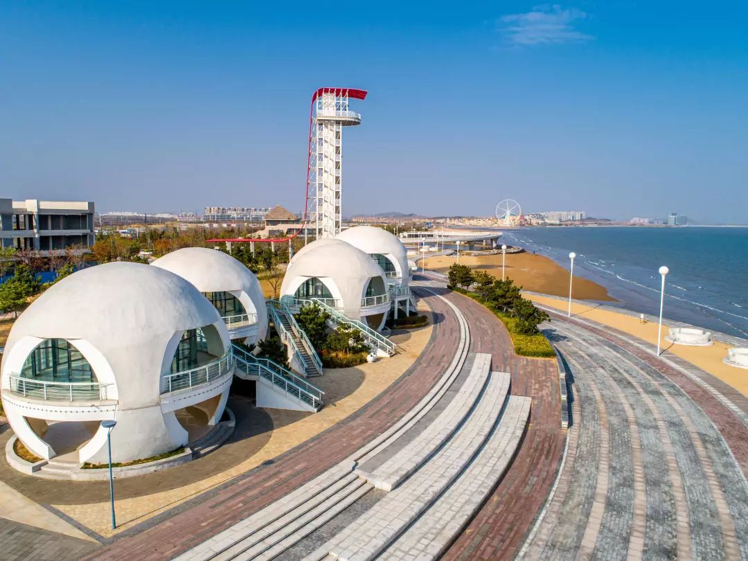 观景平台与公园融为一体,构成了很好的景观效果与观海视野,颇有"你在