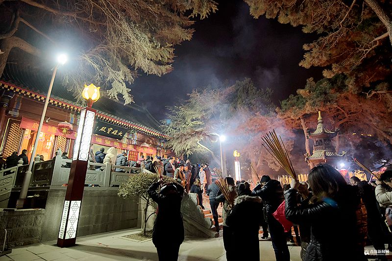 芝泉路站:"幽静古寺"与"科学乐园" 芝泉路站西侧临近湛山寺,这是青岛