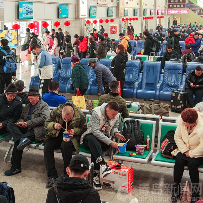 青岛新闻网摄影师为我们记录下一组长途汽车站春运表情.