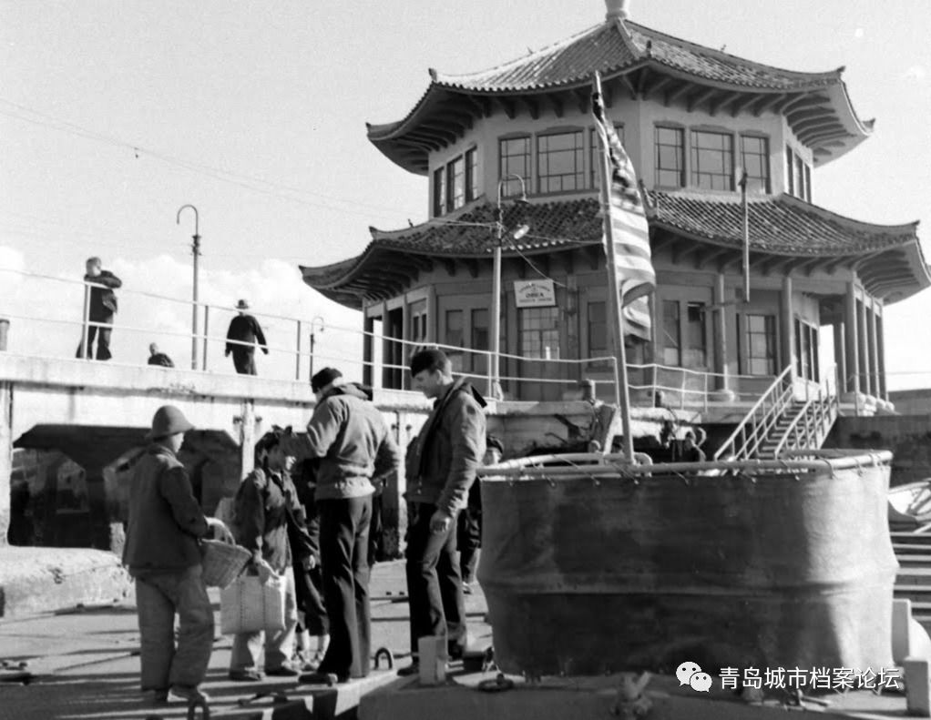 栈桥边的美军登陆艇上,向美军兜售小商品的儿童