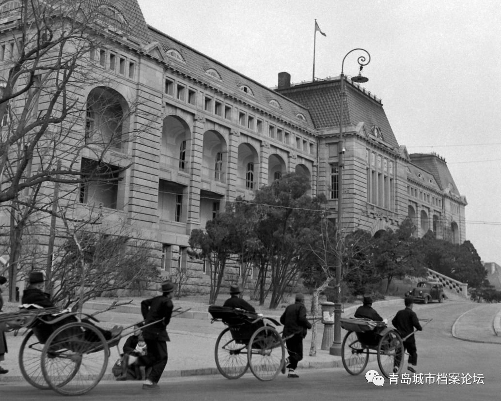 冠县路上靠活的人力车夫 1946年后,国民党政府发布命令要求在三年内