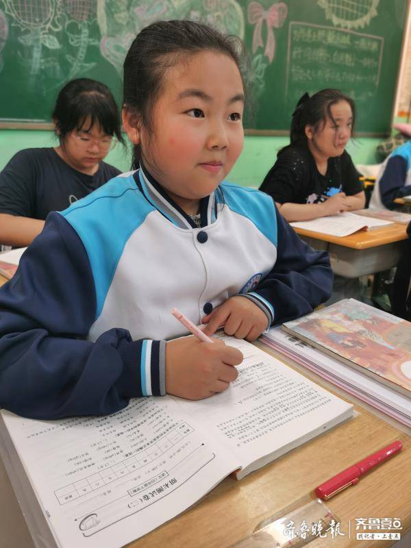 馨予和爸爸两人在家,而妈妈黄晓娜是一名神经内科医生正在医院值夜班