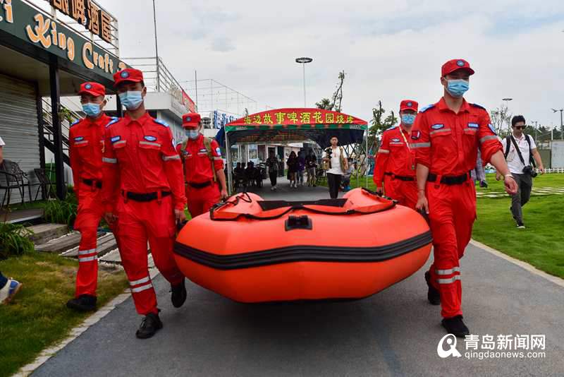 乘风破浪金沙滩啤酒城有一支海上应急救援队