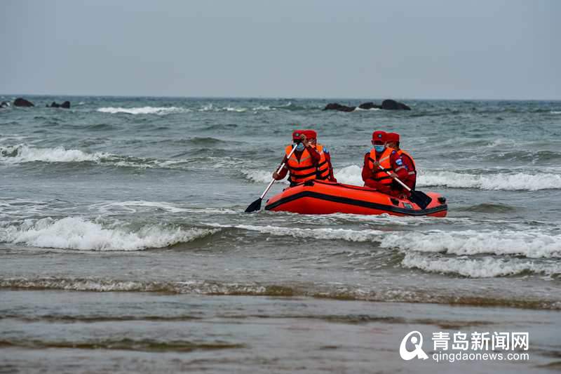 乘风破浪金沙滩啤酒城有一支海上应急救援队