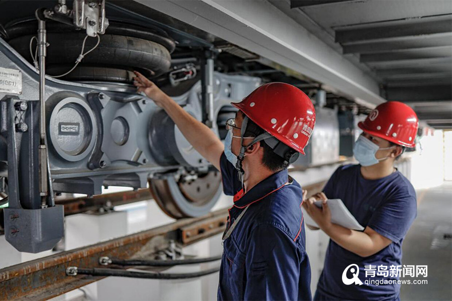 实拍青岛地铁高温工作者:桑拿天里"暑"你最美