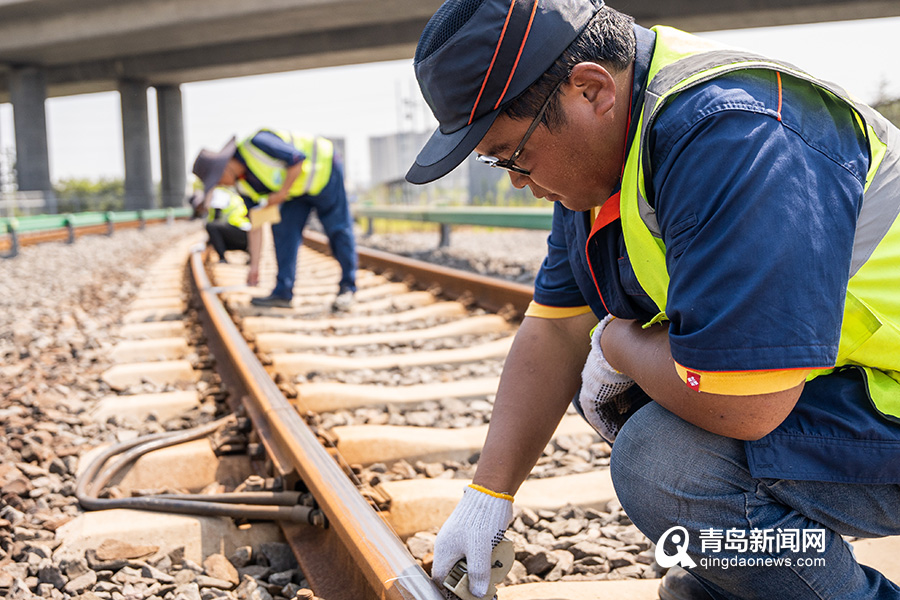 实拍青岛地铁线路工:专挑一天中最热时间开工