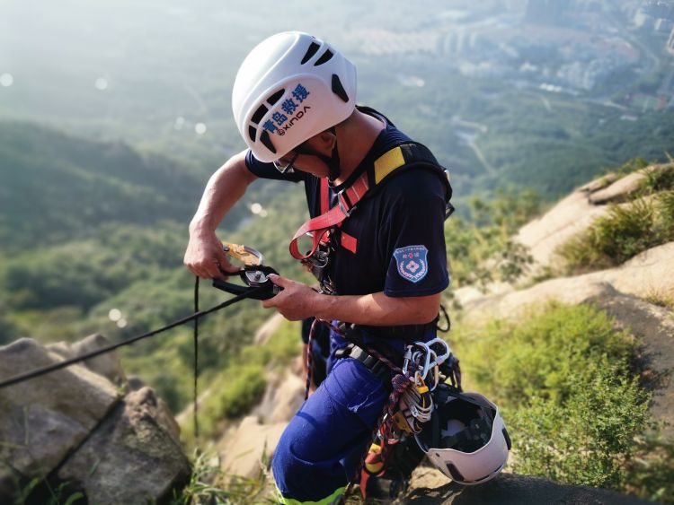 警情又起又是悬崖一来青户外运动爱好者登浮山遇险