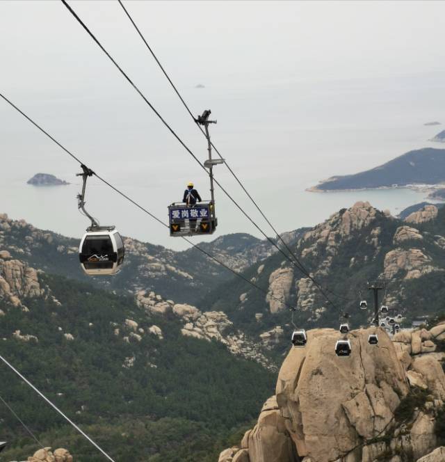 此外,据崂山旅游集团索道公司总经理王建介绍,节假日期间,我们的技术