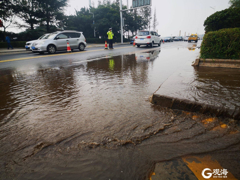 突发:热力管道漏水,东海西路积水占一车道 目前正在抢修