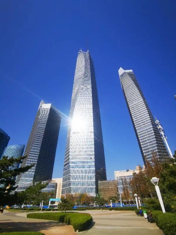 最新进展青岛第一高楼幕墙施工完成这曲线