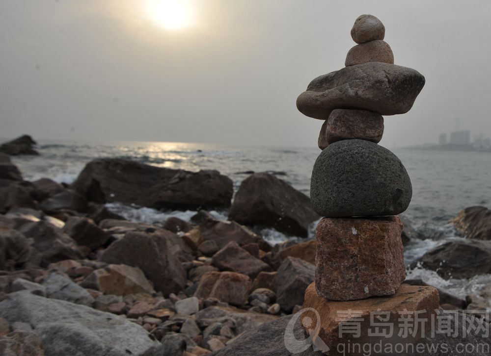 上周末的小麦岛西岸,这处在较大的尖顶石头上的垒石,好像正在眺望远方