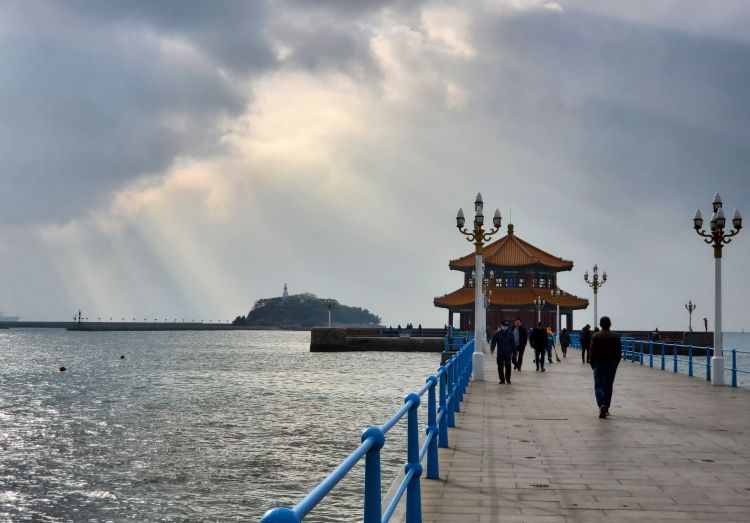 美青島棧橋海域上空現雲隙光