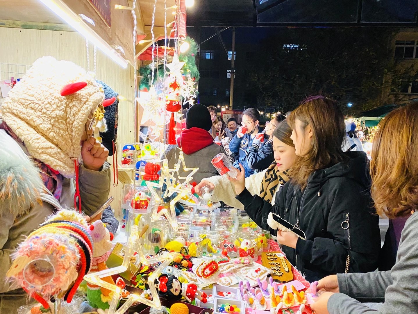 冬日夜晚室外仅有4也挡不住星星市集的火爆渴望青岛诞生超级文和友