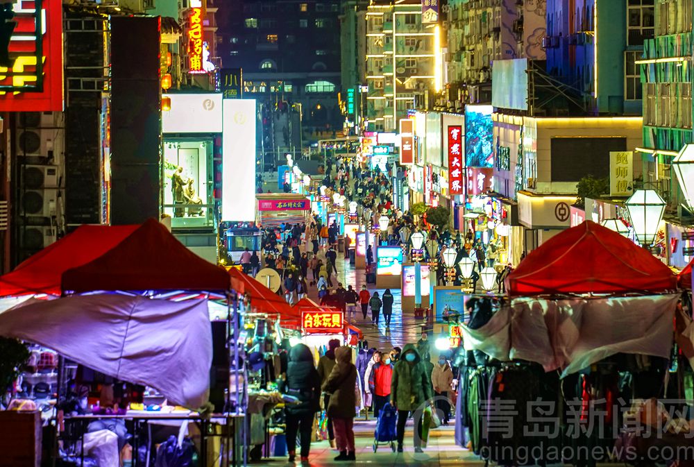 台东商圈人们穿冬装逛夜市的风景依然很美