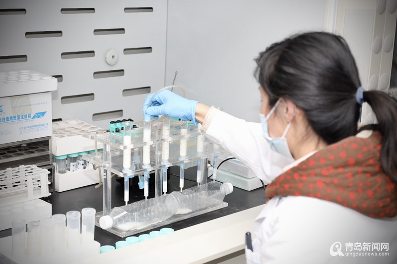 普及食品质量安全知识市民走进食药检院食品实验室