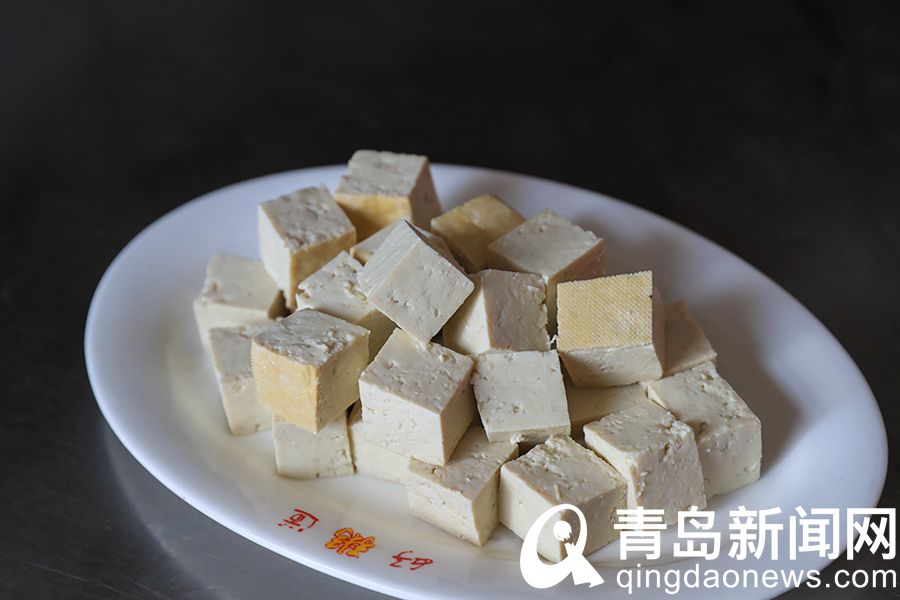 把海水豆腐切成大小合适的块,备用.