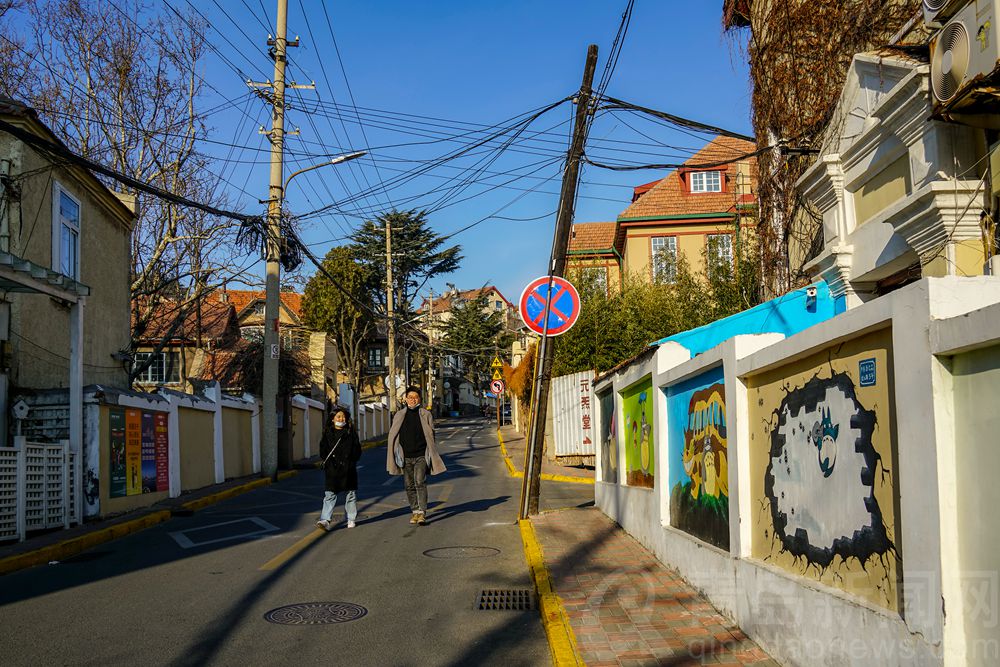 春意融融大学路黄县路市民和游人在悠闲散步