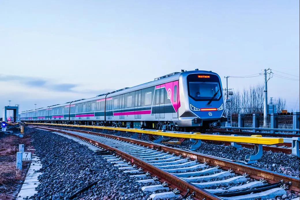 青岛地铁采用的是第三轨供电方式,即接触轨给电客车提供直流1500v电源