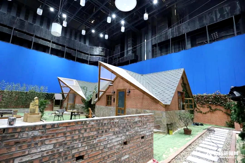 东方影都影视产业园,使用35号摄影棚置景拍摄,搭建了3000平方米民宿