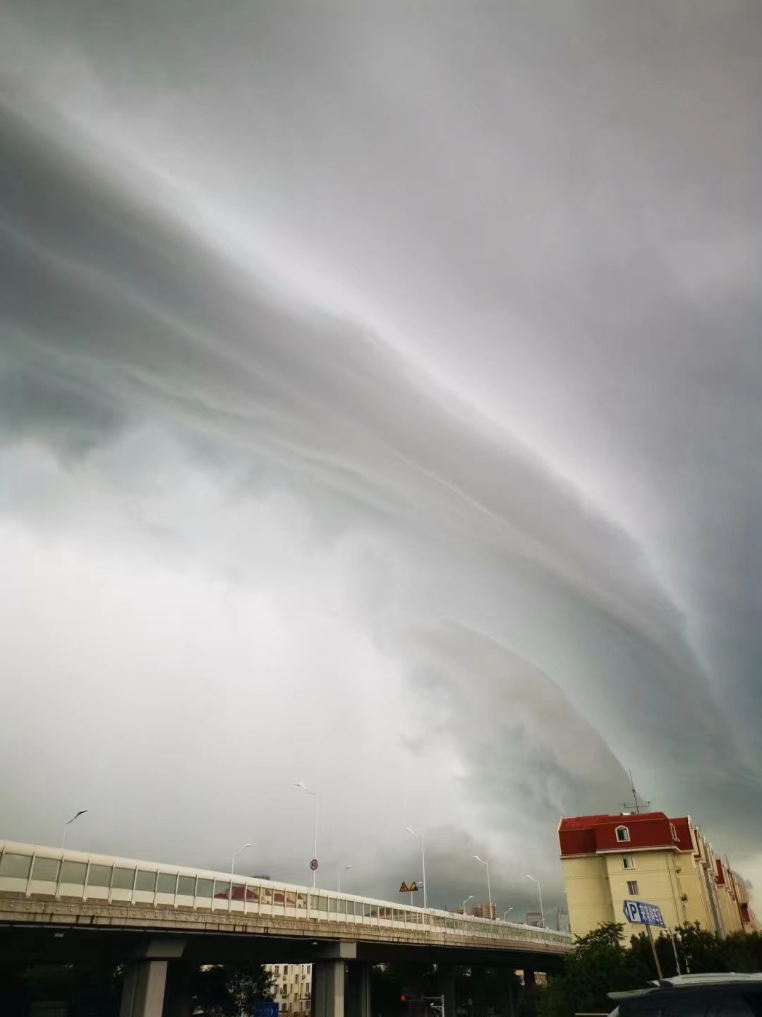 青島市區突現條狀烏雲,隨後幾分鐘下起傾盆大雨,雷聲轟鳴!