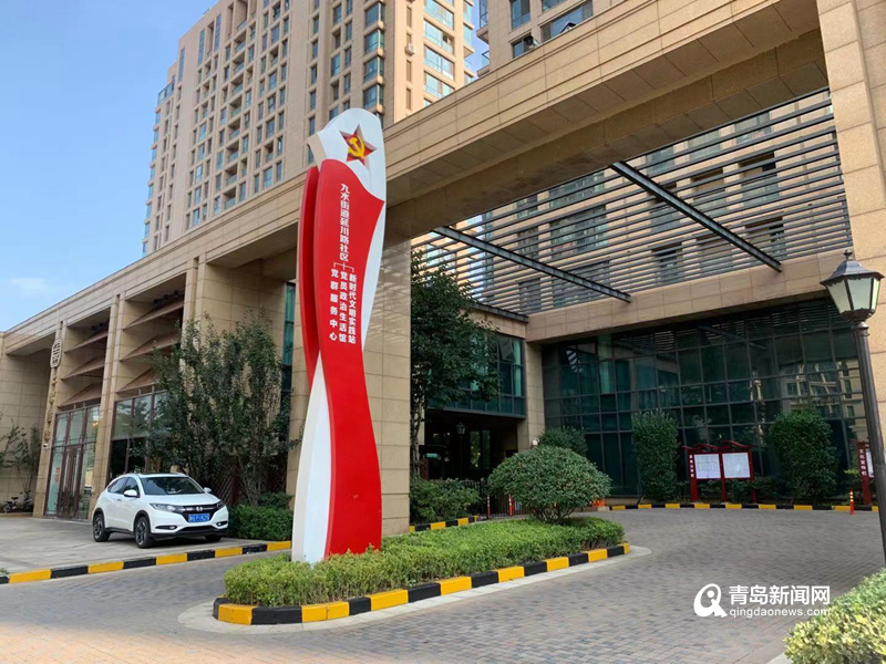 党群服务中心,出入口写有"社会对外开放卫生间"的蓝色指示牌依旧鲜亮