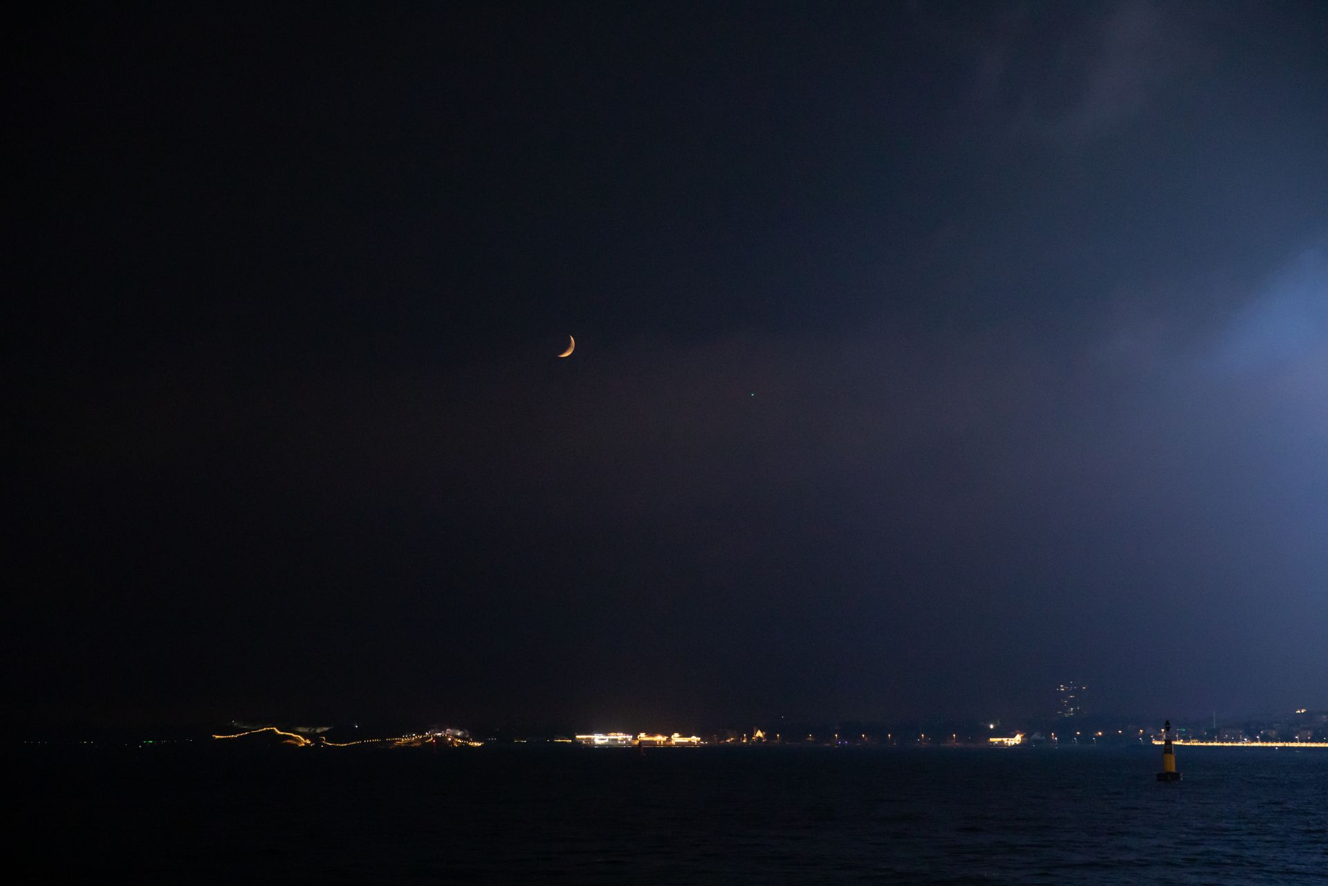 下弦月挂在天边.