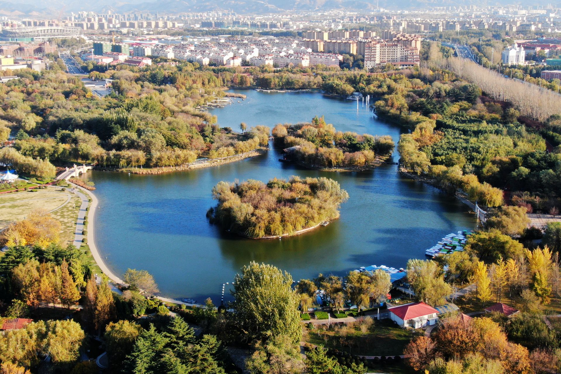 初冬时节这里依旧延续着金秋美景湖中还藏着两座迷你岛