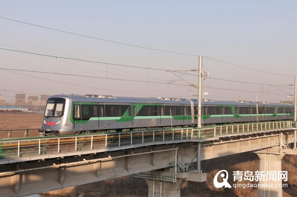 青岛地铁4号线列车下线23座车站已实现封顶