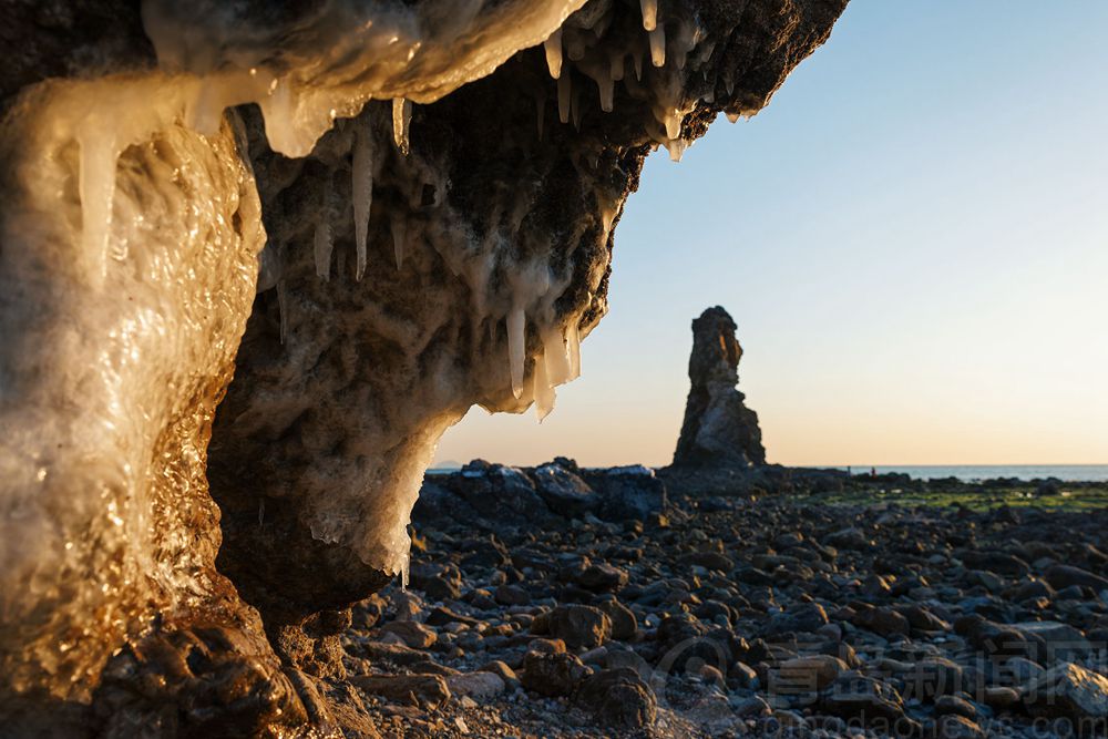 石老人海滨现奇妙钟乳石冬天独有的景观来了