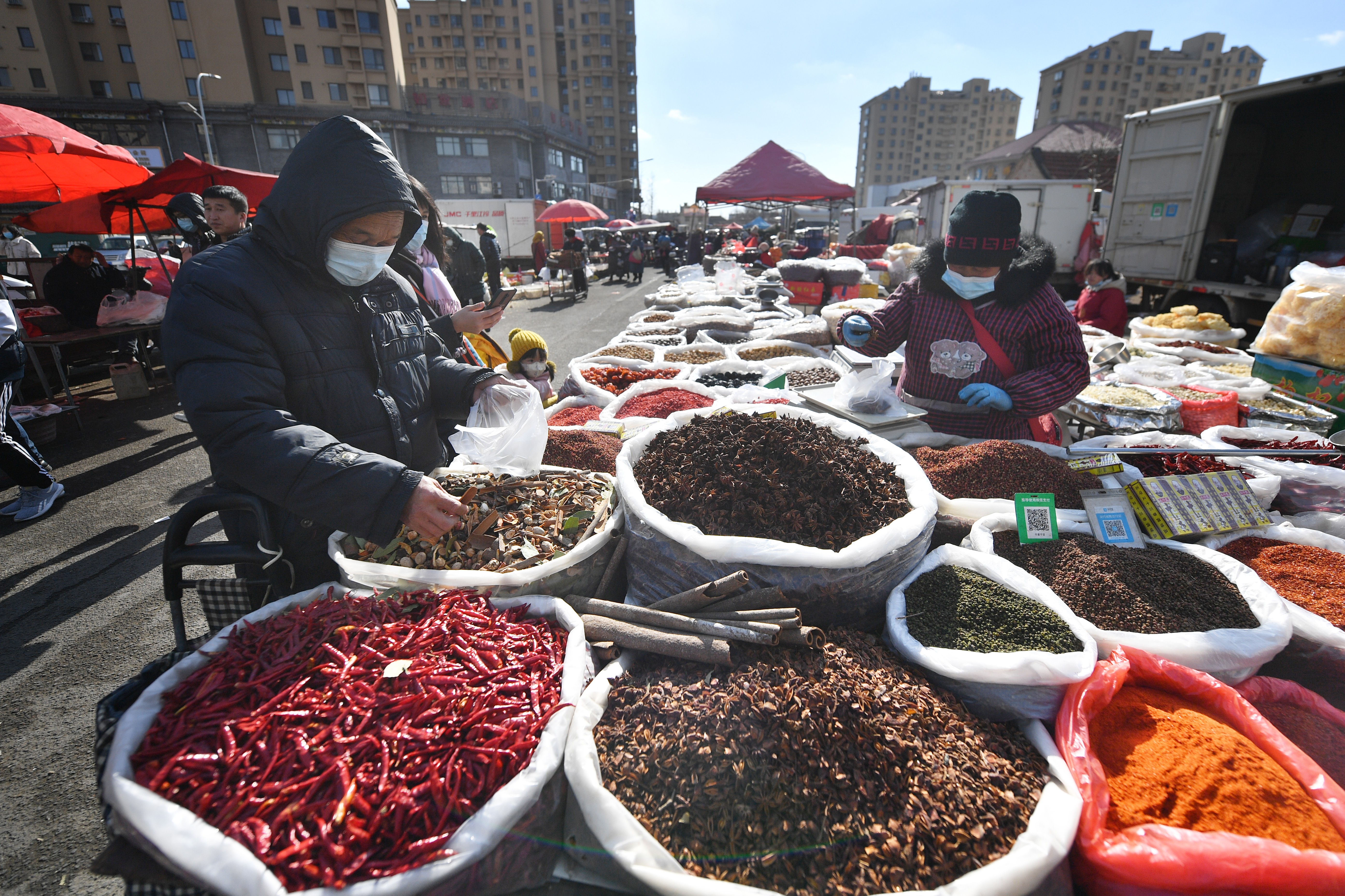 实拍青岛腊月年集年味浓浓供销两旺