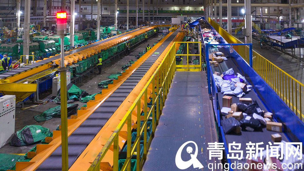 邮政快递迎来春运高峰实拍忙碌的分拣中心