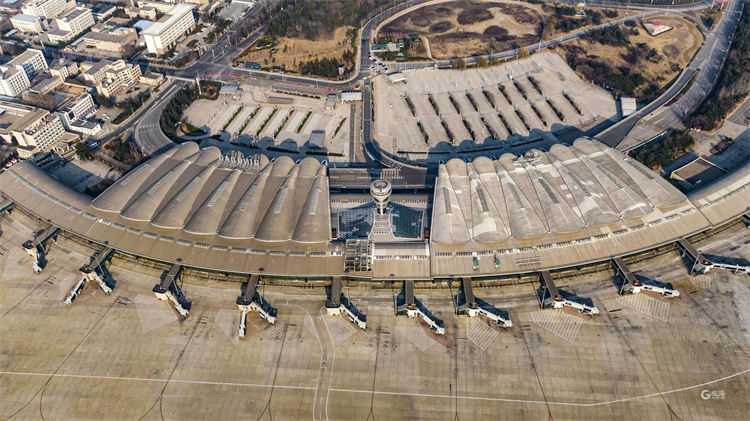 日零时,青岛胶东国际机场正式实施转场运营,青岛流亭国际机场同步关闭