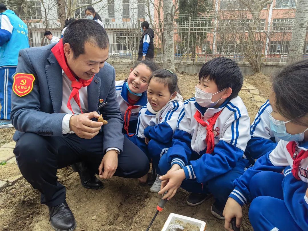 流亭小学举行"本草园"中药种植基地揭牌暨开耕仪式
