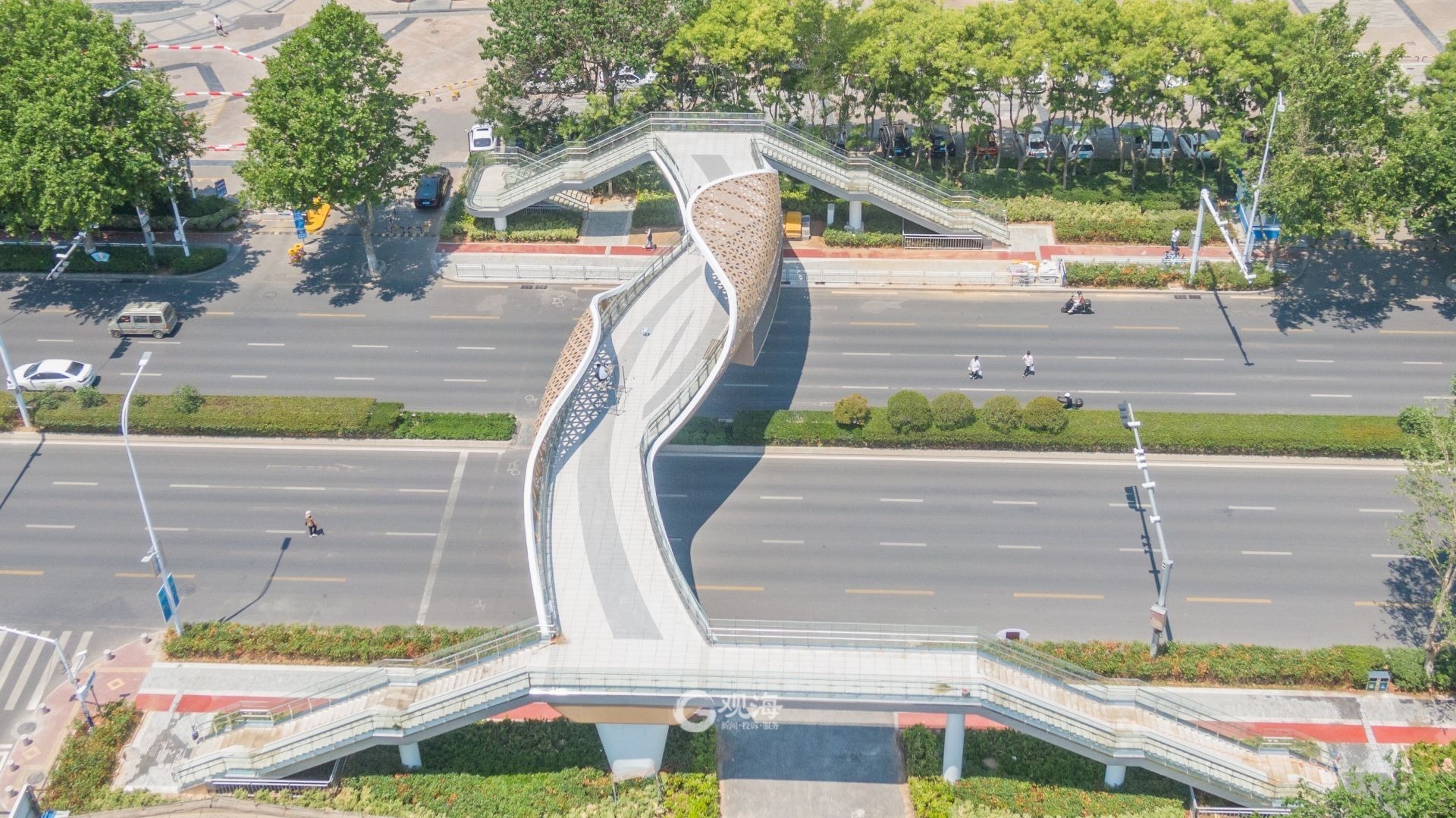 造型酷似"海浪",城阳这座高颜值天桥预计本月底开放通行