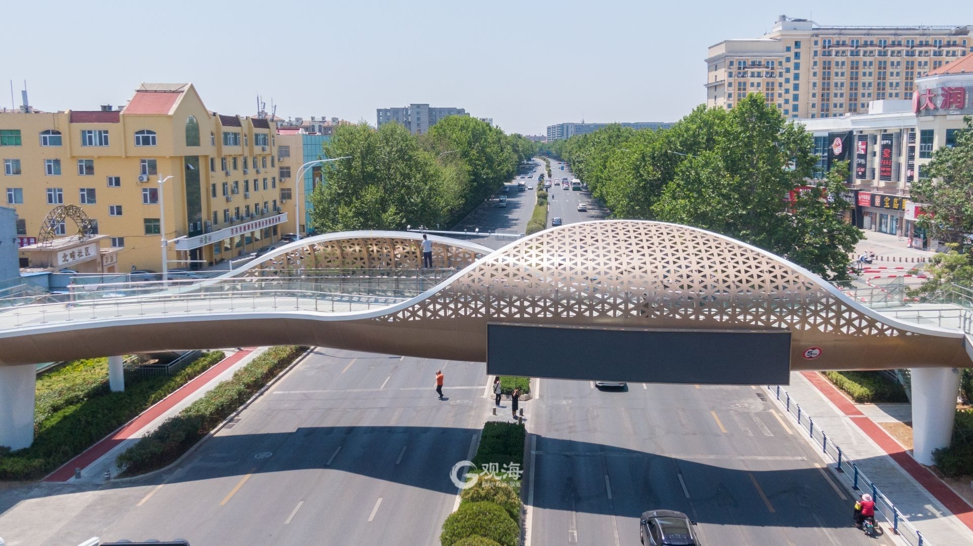 造型酷似"海浪",城阳这座高颜值天桥预计本月底开放通行